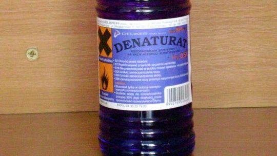 Wypił denaturat, wsiadł do auta i wjechał w nasyp przy torach