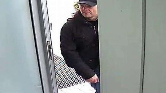 Wypłacił pieniądze korzystając ze skradzionej karty. Tak wygląda