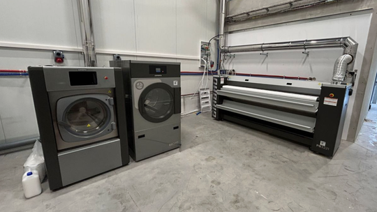 Wyposażenie pralni od A do Z: sprawdź, jaki sprzęt jest naprawdę niezbędny na start