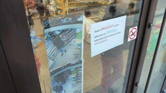 Wypowiedział wojnę złodziejom. Wywiesza ich zdjęcia na drzwiach swojego sklepu