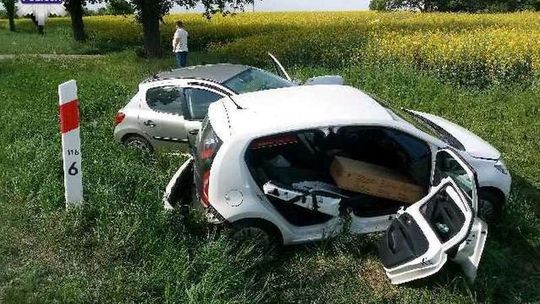 Wyprzedzał ciąg aut. Jedno z nich skręcało w lewo 
