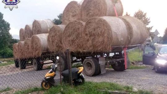 Wyprzedzał ciągnik z dwoma przyczepami. Wtedy traktorzysta zaczął skręcać