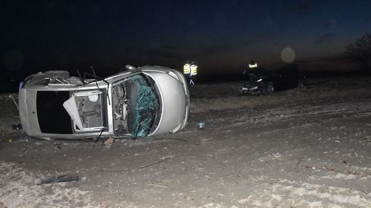 Wyprzedzał dwa auta naraz. Groźne zderzenie na drodze w Kamieniu