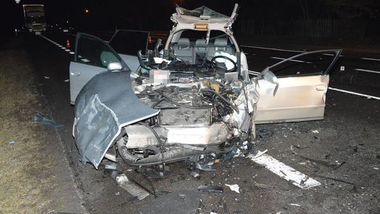 Wyprzedzał i zderzył się czołowo. Trzy osoby trafiły do szpitala [zdjęcia]