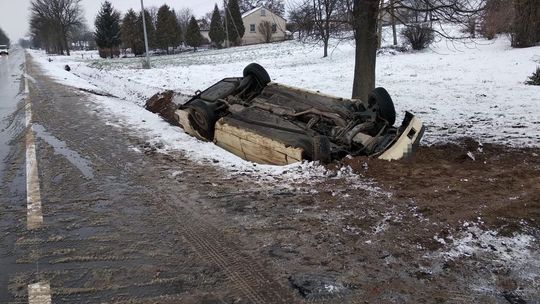 Wyprzedzał inny samochód. Skończyło się dachowaniem