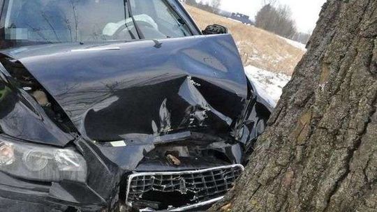 Wyprzedzał mercedesa. Zjechał do rowu i uderzył w drzewo 