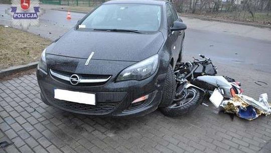 Wyprzedzał motocyklem ciąg samochodów. Zderzył się z oplem