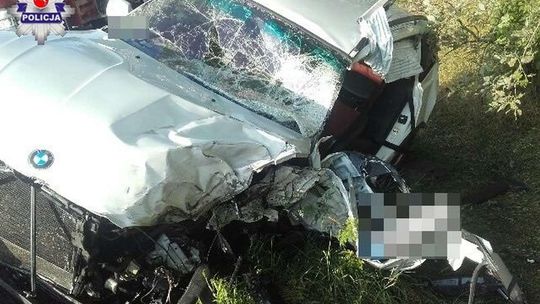 Wyprzedzał na podwójnej ciągłej, zderzył się z ciężarówką. 36-latek zakleszczony w aucie