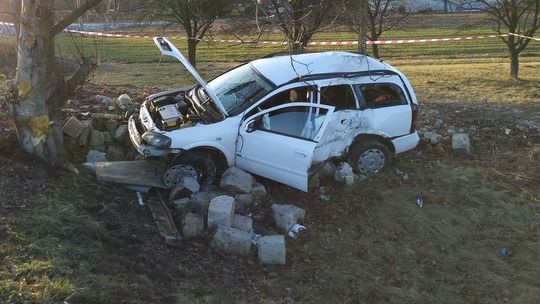 Wyprzedzał na skrzyżowaniu, rozbił się na drzewie. Cztery osoby w szpitalu