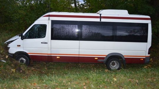 Wyprzedzał na zakręcie. Zderzenie busa z osobówką