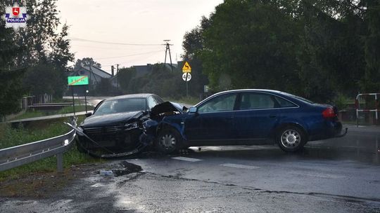 Wyprzedzał samochody, skończyło się wypadkiem [zdjęcia]