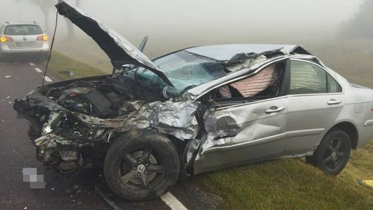 Wyprzedzał we mgle. Zderzył się z ciężarówką