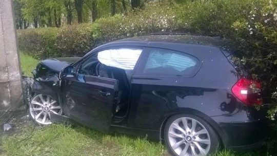 Wyprzedzał, wjechał w słup. Wypadek BMW na ul. Zana (zdjęcia)