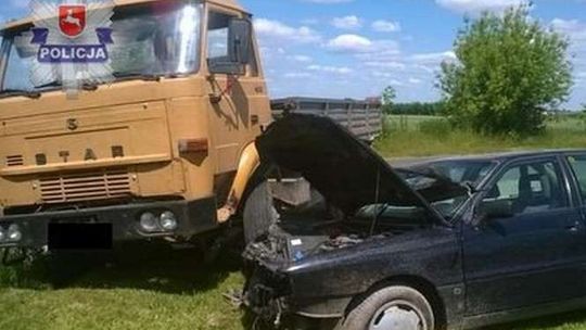 Wyprzedzała na skrzyżowaniu. Wtedy ciężarówka zaczęła skręcać