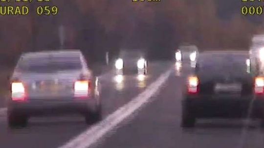 Wyprzedzanie na zakręcie i podwójnej ciągłej. Kierowca mercedesa z mandatem 700 zł (wideo)