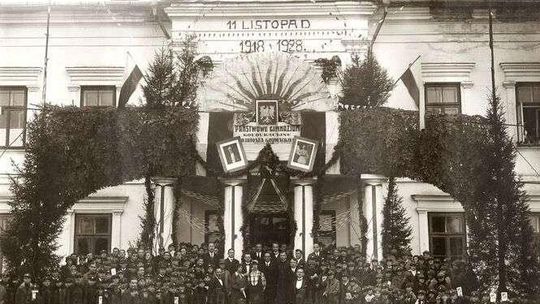 Wyprzęgli konie i sami ciągnęli powóz. Tak Tomaszów witał marszałka Piłsudskiego