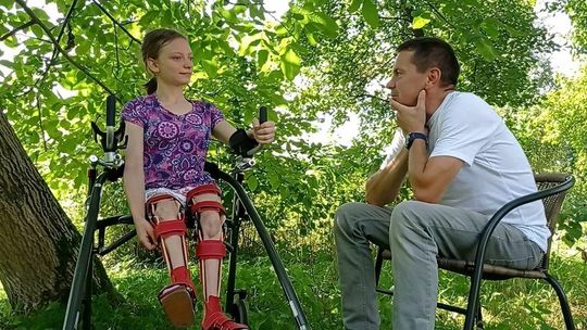 Wyruszył w pieszą wędrówkę z kotem. Pomaga w charytatywnej zbiórce