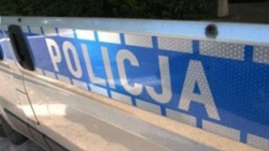 Wyrwał lusterka, porysował karoserię. Policjanci zatrzymali 24-letniego wandala. „Był bardzo pobudzony”