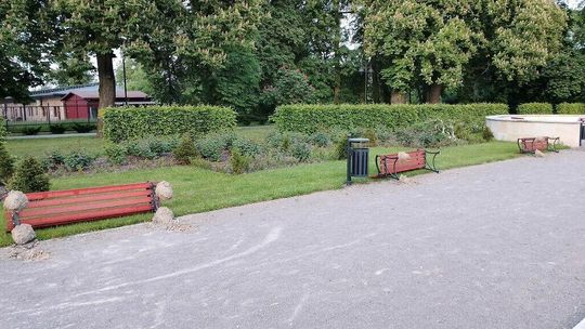 Wyrywał ławki w miejskim parku. Nie potrafił wyjaśnić, dlaczego