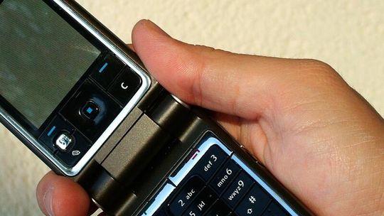 Wyrywał telefony z rąk, groził, a potem przepraszał