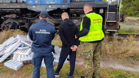 Wyrzucali papierosy z pociągu. Pościg i dwa zatrzymania