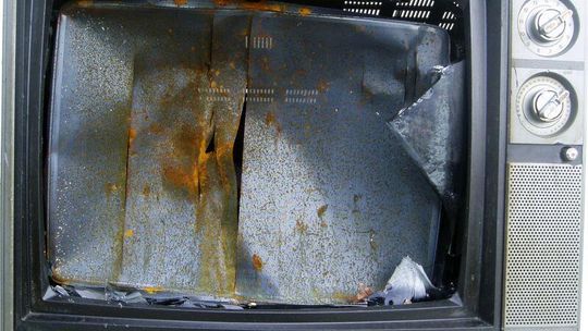 Wyrzucił telewizor przez okno z czwartego piętra. \"Bo źle odbierał\"