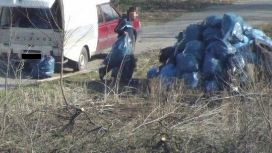 Wyrzucił worki ze śmieciami z samochodu w biały dzień (zdjęcia)