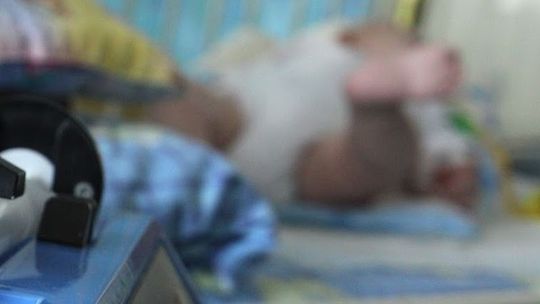 Wyrzuciła córkę do śmietnika. Dziecko życie zawdzięcza szybkiej reakcji jednej z pracownic