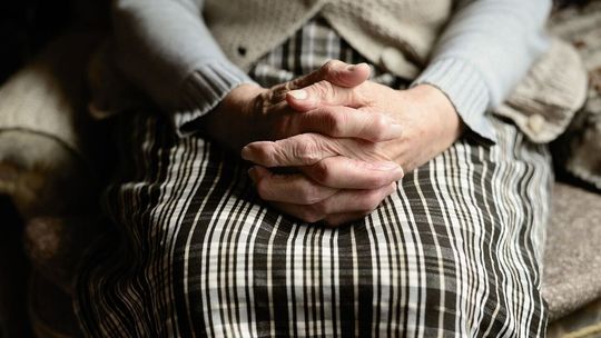 Wyrzuciła pieniądze przez okno. Myślała, że pomaga synowi