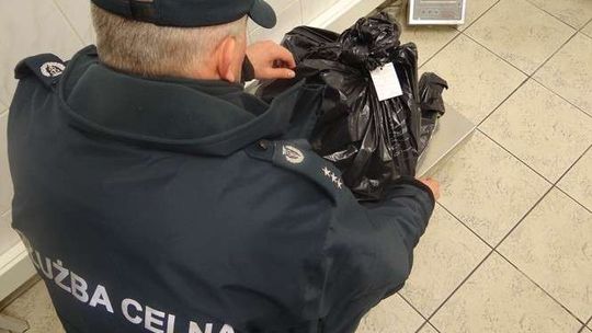 Wyrzucili 40 ton kanapek, wędlin i konserw. Bo nie można wwozić