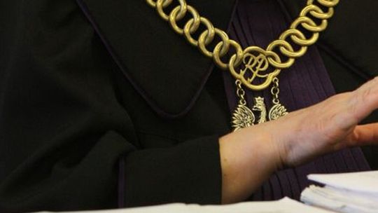 Wyrzucili sędzię z pracy za SMS-y