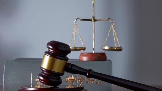 Wyrzucili znajomego z balkonu na trzecim piętrze. Zapadł wyrok