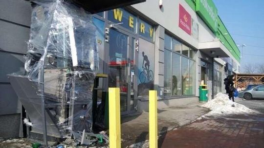 Wysadzili bankomat przy Stokrotce i zabrali pieniądze. Wpadli kiedy chcieli odjechać