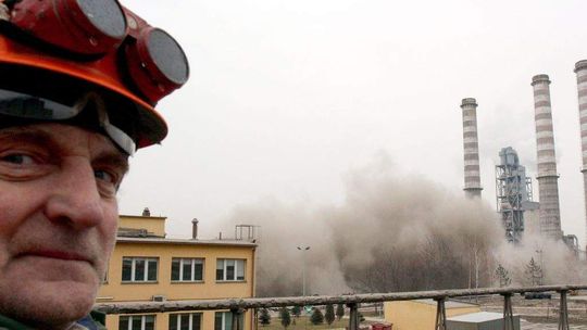 Wysadzili komin. 11 kilogramów dynamitu powaliło 1400 ton betonu