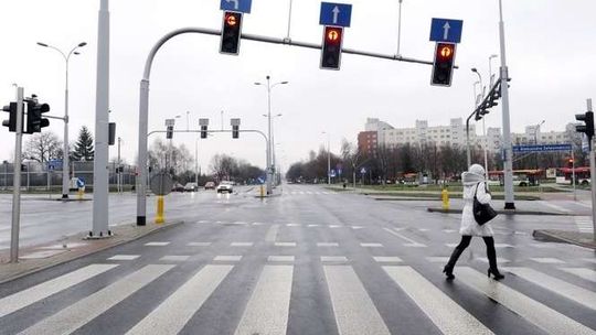 Wysięgnik z sygnalizatorami zwisa nad jezdnią. Kierowcy: strach tędy jeździć