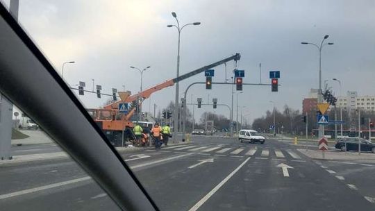 Wysięgnik zawisł nad jezdnią. Wzięli się za naprawę
