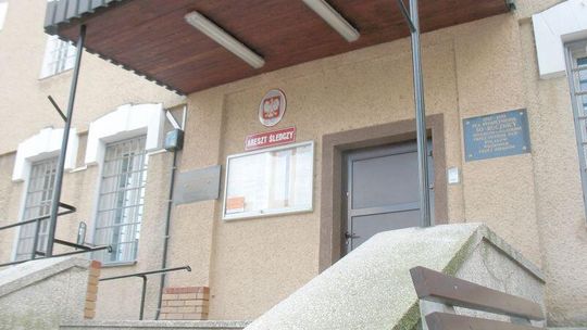 Wysikał się w krzakach. Siedział w areszcie o trzy dni za długo