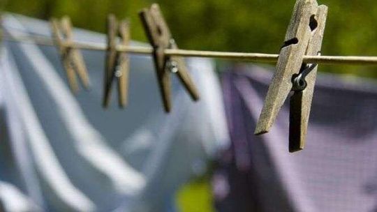 Wyskoczył z bloku, sznurki do prania uratowały mu życie. Wpadł do sąsiadów