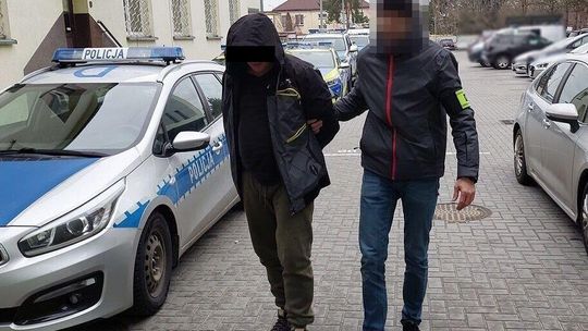 Wyskoczył z pistoletem do kierowcy. Bo ten na niego... zatrąbił