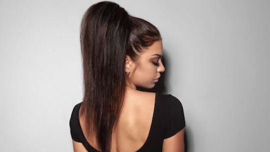 Wysoki kucyk na wesele - pomysł na prostą i elegancką fryzurę