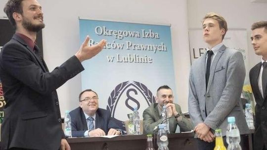 Wysoki sąd, który chodzi do szkoły 