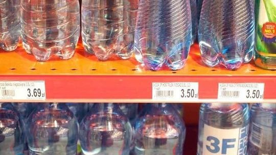 Wysokie ceny wody na lotniskach. UOKiK pisze do portów lotniczych: Zmowa sprzedawców?