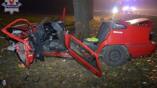 Wysokie: Kierowca nagle zjechał na lewy pas i wjechał w drzewo