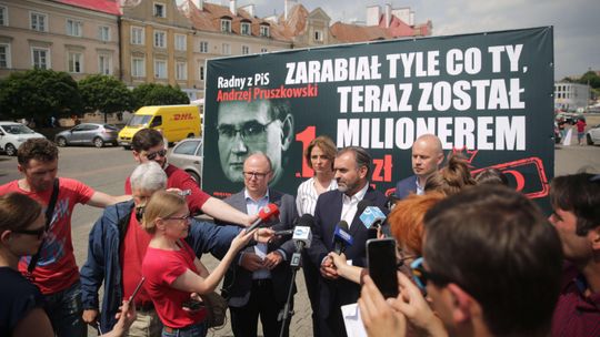 Wysokie pensje polityków PiS na billboardach PO. Konwój Wstydu z Andrzejem Pruszkowskim