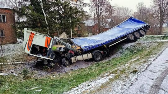Wystarczyło zderzenie lusterkami. Ciężarówka zjechała do rowu i się przewróciła