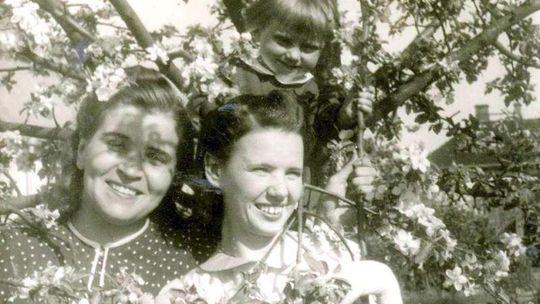 Wystawa na Dzień Kobiet: Mieszkanki Puław na starych zdjęciach