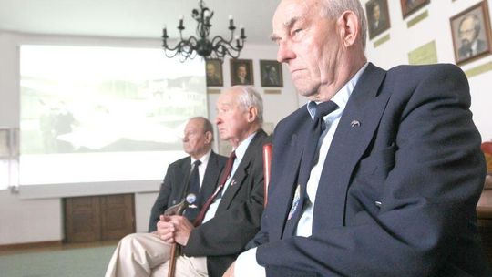 Wystawa o historii lotnictwa w Ratuszu