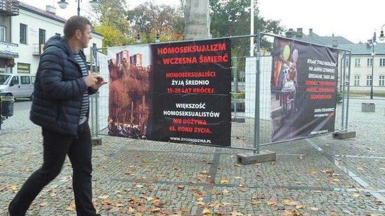 Wystawa "Stop dewiacji". Fundacja wspiera burmistrza Radzynia Podlaskiego