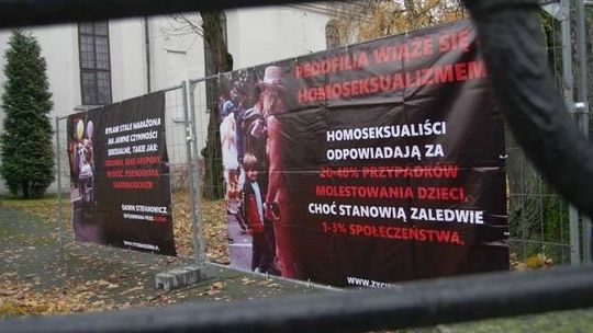 Wystawa „Stop dewiacji” zniknęła sprzed kościoła. Proboszcz: Obawiałem się o bezpieczeństwo ludzi