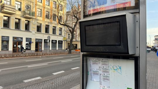 Wyświetlacze nie działają i działać na razie nie będą. Na nowe pieniędzy jeszcze nie ma